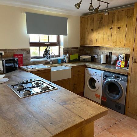 Large, Quiet, Sleeps 16, 4 Bathrooms, Parking, Leicester Bagian luar foto