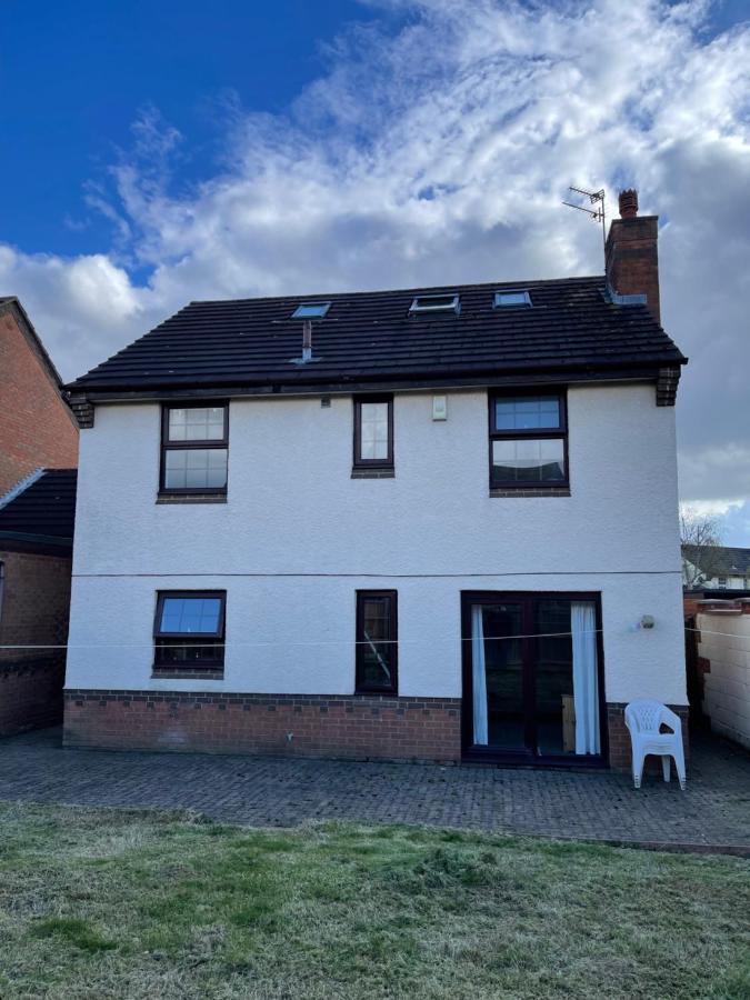 Large, Quiet, Sleeps 16, 4 Bathrooms, Parking, Leicester Bagian luar foto