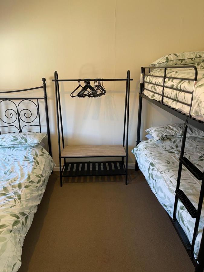 Large, Quiet, Sleeps 16, 4 Bathrooms, Parking, Leicester Bagian luar foto