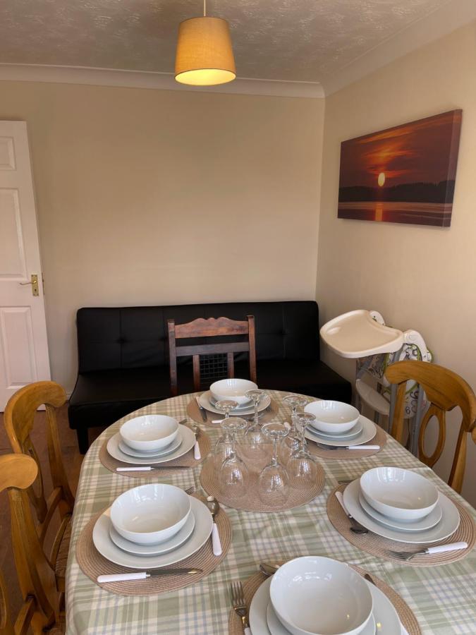 Large, Quiet, Sleeps 16, 4 Bathrooms, Parking, Leicester Bagian luar foto
