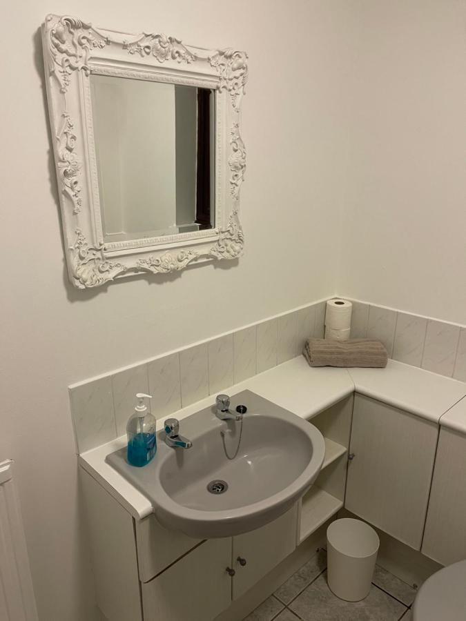 Large, Quiet, Sleeps 16, 4 Bathrooms, Parking, Leicester Bagian luar foto
