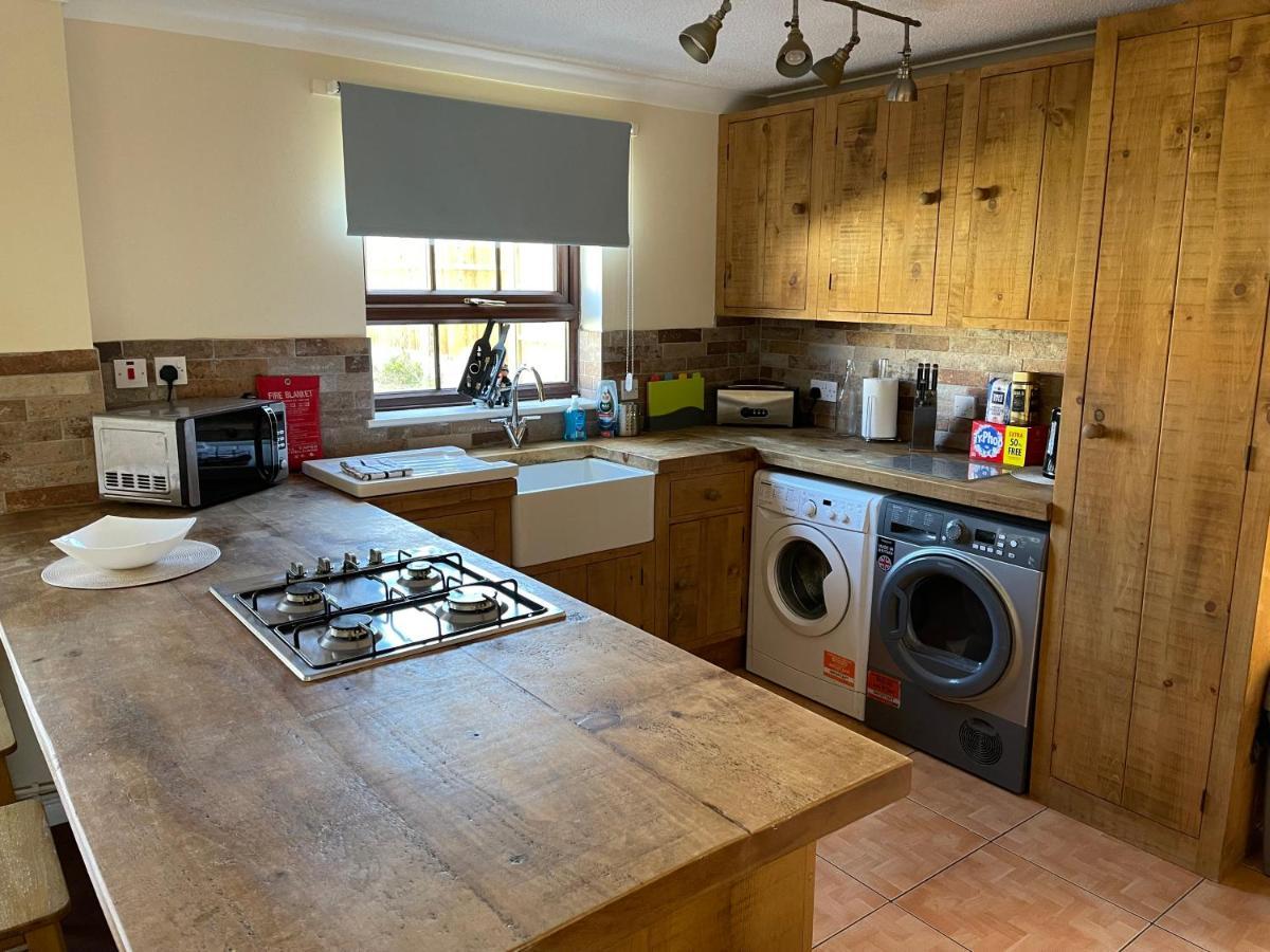Large, Quiet, Sleeps 16, 4 Bathrooms, Parking, Leicester Bagian luar foto