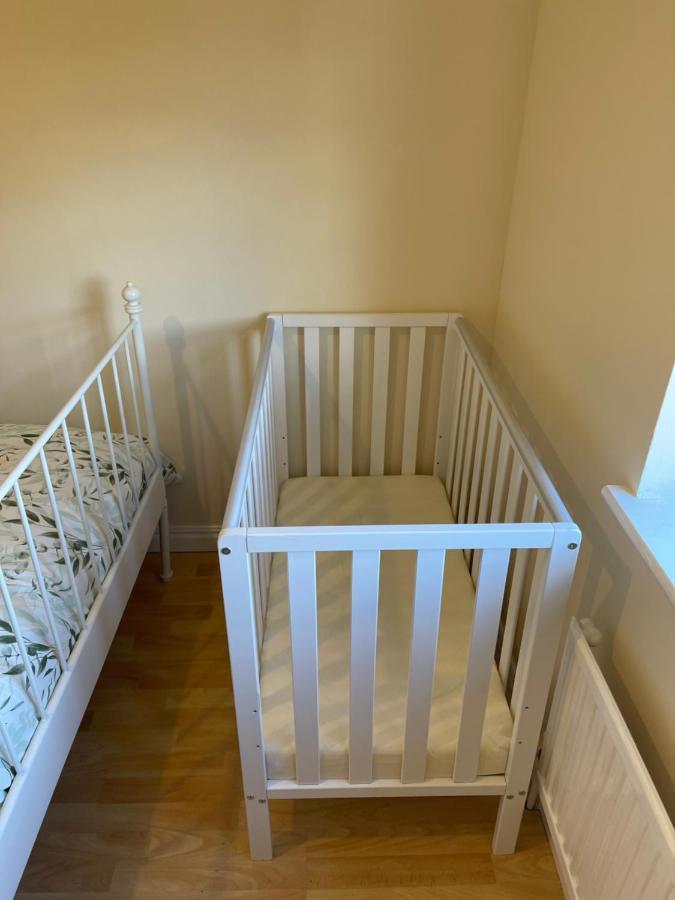 Large, Quiet, Sleeps 16, 4 Bathrooms, Parking, Leicester Bagian luar foto