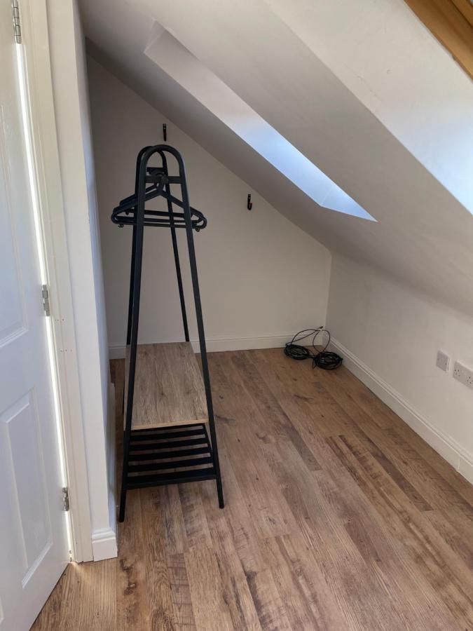 Large, Quiet, Sleeps 16, 4 Bathrooms, Parking, Leicester Bagian luar foto