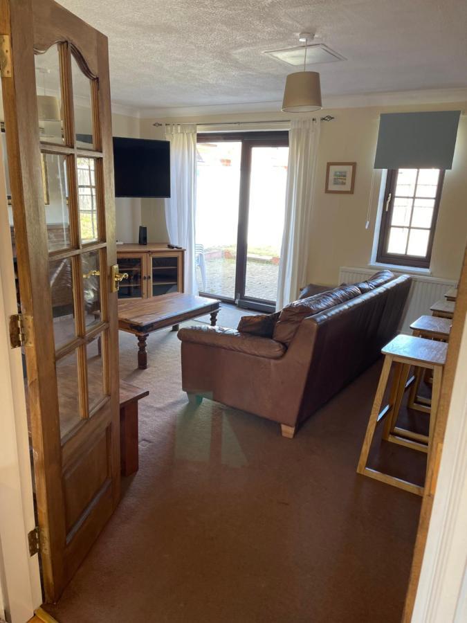 Large, Quiet, Sleeps 16, 4 Bathrooms, Parking, Leicester Bagian luar foto
