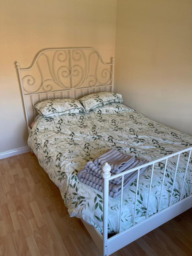 Large, Quiet, Sleeps 16, 4 Bathrooms, Parking, Leicester Bagian luar foto