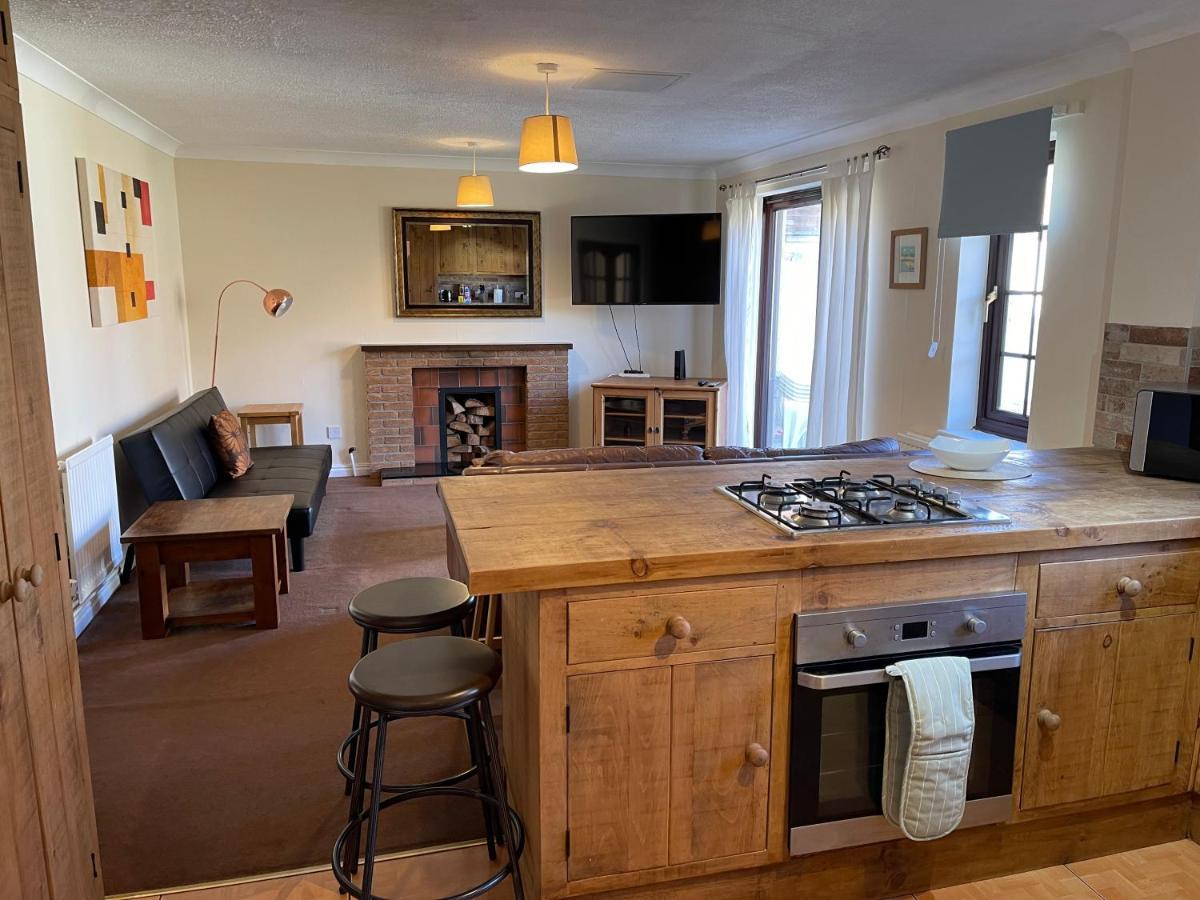 Large, Quiet, Sleeps 16, 4 Bathrooms, Parking, Leicester Bagian luar foto