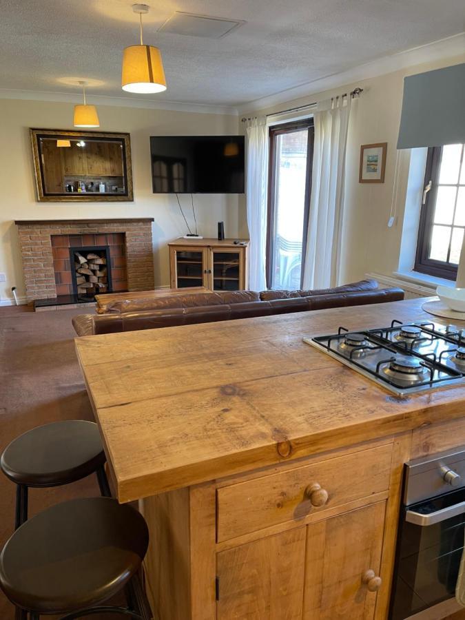 Large, Quiet, Sleeps 16, 4 Bathrooms, Parking, Leicester Bagian luar foto