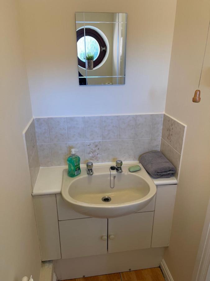 Large, Quiet, Sleeps 16, 4 Bathrooms, Parking, Leicester Bagian luar foto