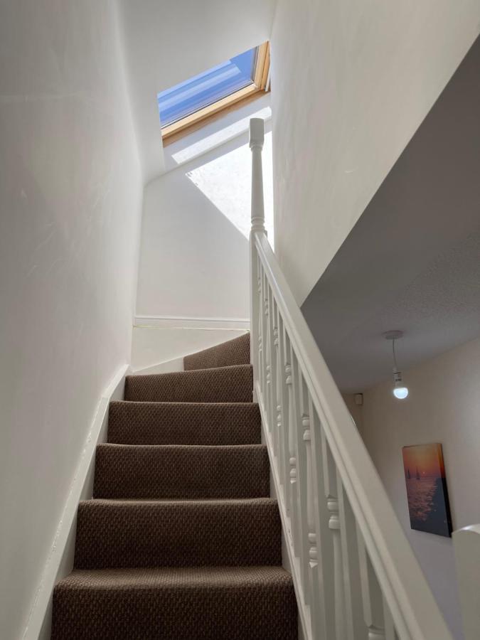 Large, Quiet, Sleeps 16, 4 Bathrooms, Parking, Leicester Bagian luar foto