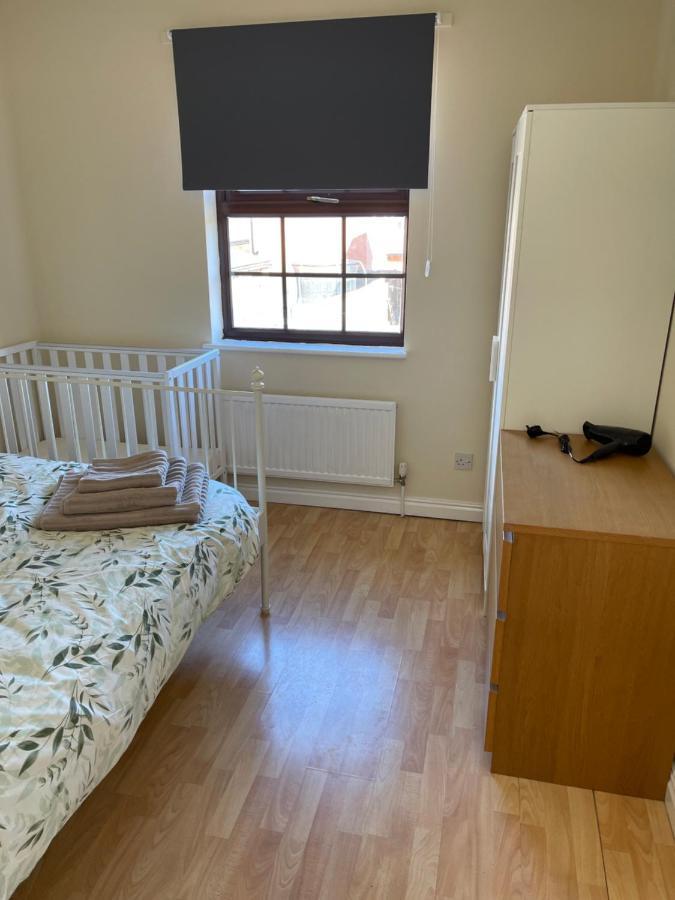Large, Quiet, Sleeps 16, 4 Bathrooms, Parking, Leicester Bagian luar foto