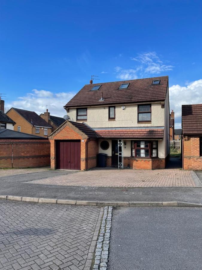 Large, Quiet, Sleeps 16, 4 Bathrooms, Parking, Leicester Bagian luar foto