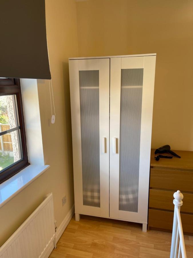 Large, Quiet, Sleeps 16, 4 Bathrooms, Parking, Leicester Bagian luar foto