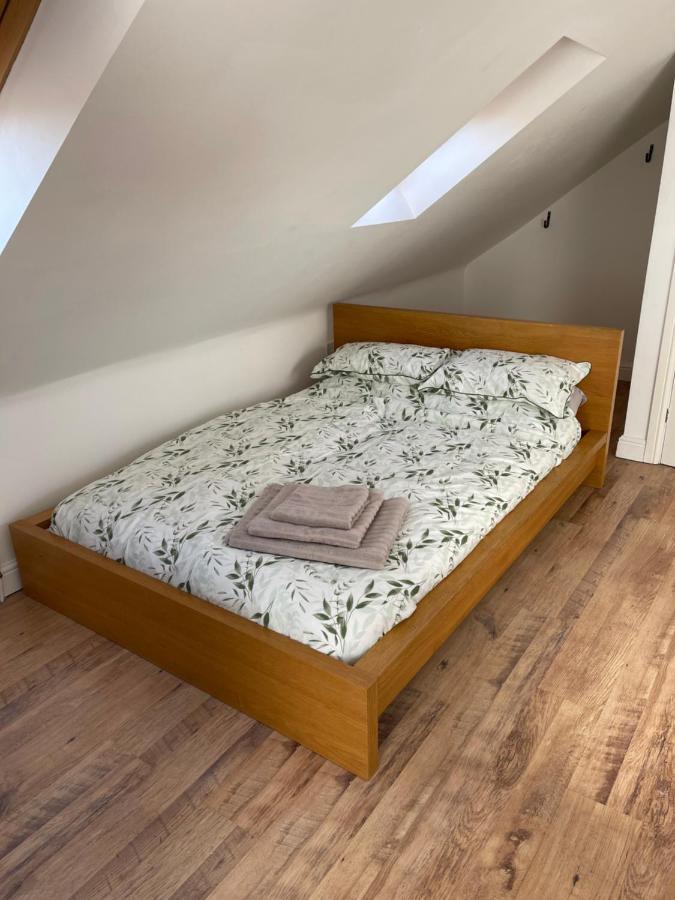Large, Quiet, Sleeps 16, 4 Bathrooms, Parking, Leicester Bagian luar foto