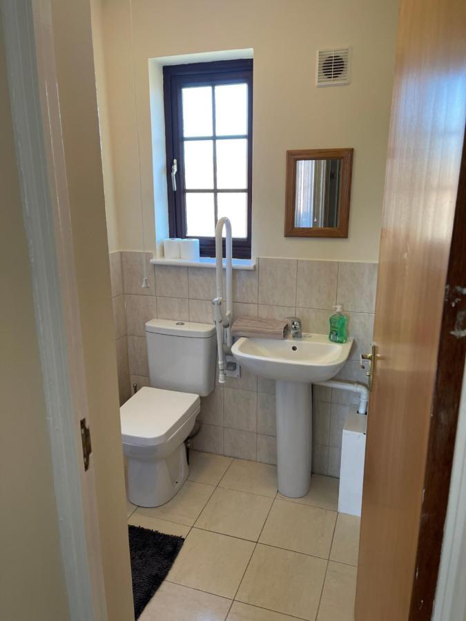 Large, Quiet, Sleeps 16, 4 Bathrooms, Parking, Leicester Bagian luar foto