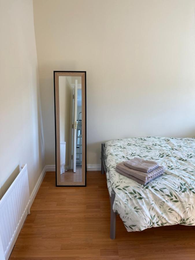 Large, Quiet, Sleeps 16, 4 Bathrooms, Parking, Leicester Bagian luar foto