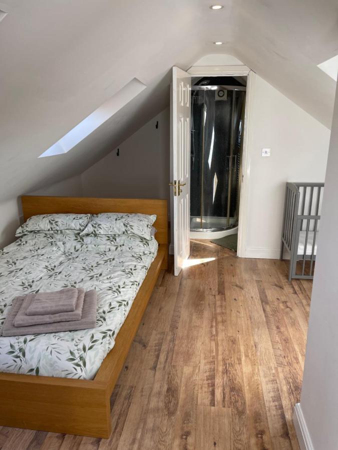 Large, Quiet, Sleeps 16, 4 Bathrooms, Parking, Leicester Bagian luar foto