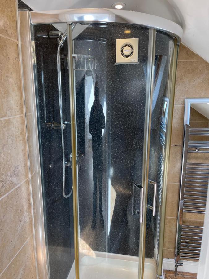 Large, Quiet, Sleeps 16, 4 Bathrooms, Parking, Leicester Bagian luar foto