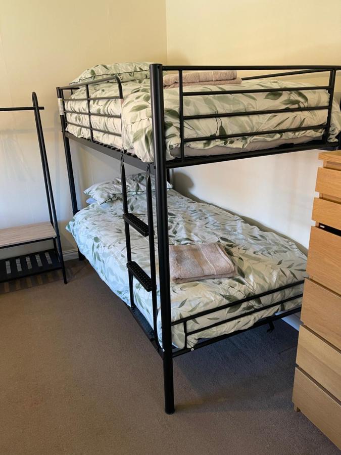 Large, Quiet, Sleeps 16, 4 Bathrooms, Parking, Leicester Bagian luar foto