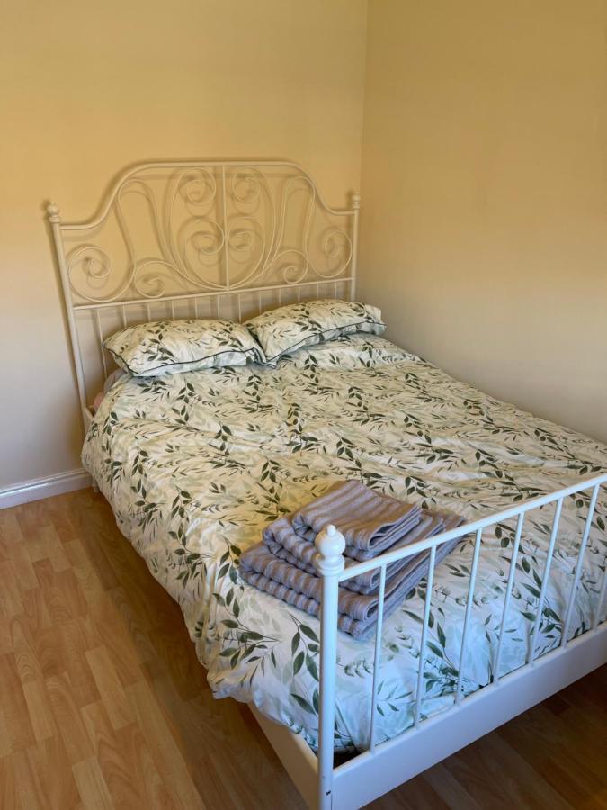 Large, Quiet, Sleeps 16, 4 Bathrooms, Parking, Leicester Bagian luar foto